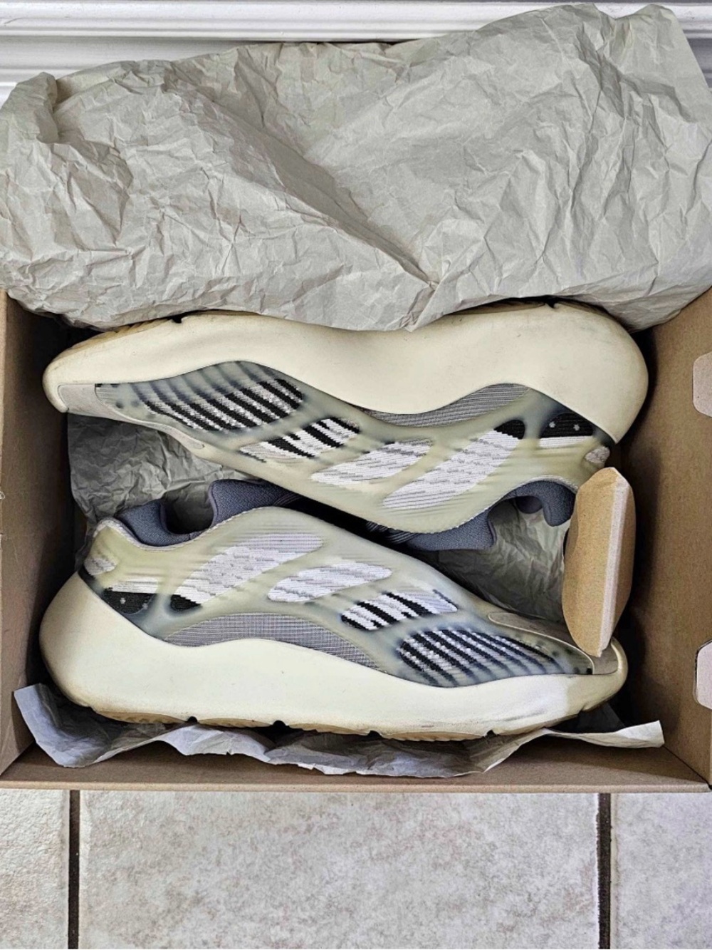 Brand New Yeezy 700 V3 Salt Fade (US Men’s 11)